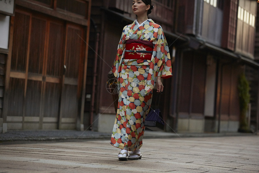 茶屋町穿着和服的女人图片