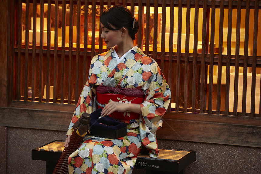 茶屋町穿着和服的女人图片