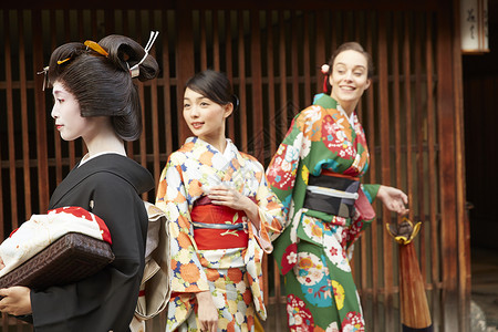 游客路过日本传统艺妓图片