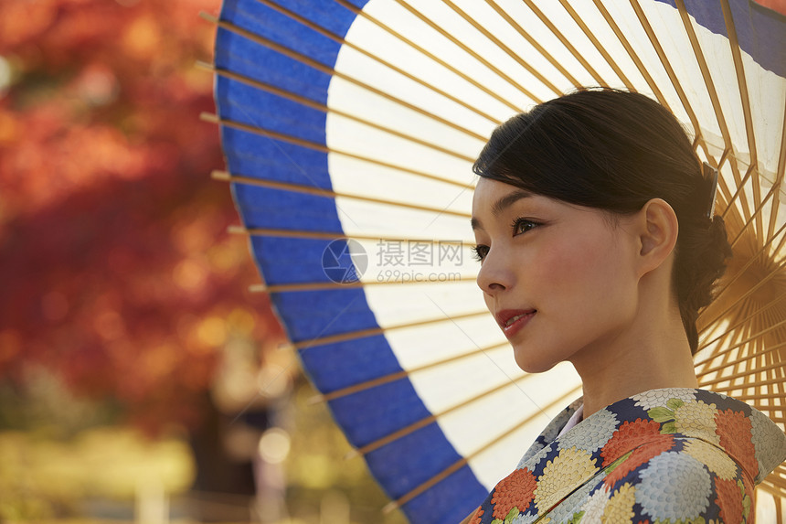 红色枫叶日式和服女人肖像图片