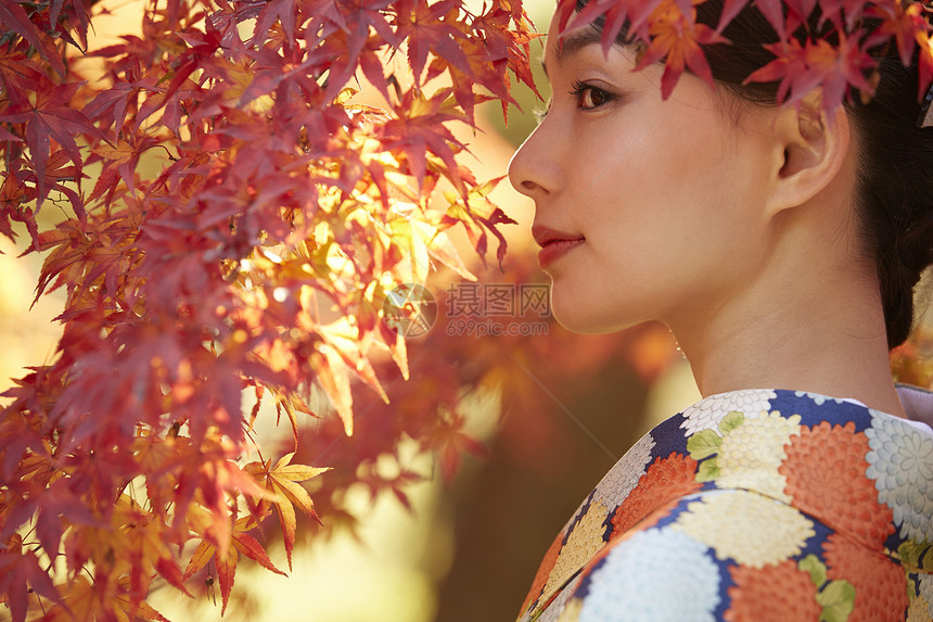  闻枫叶的女性图片