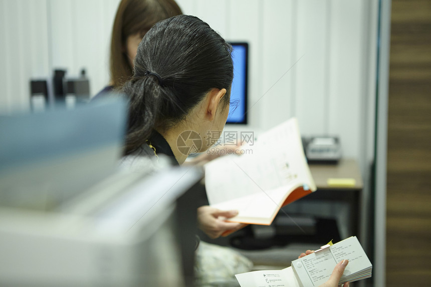 在办公室工作的女员工图片