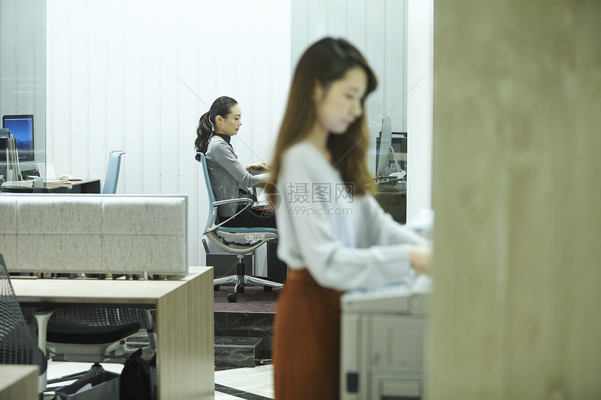  办公室工作的女性图片