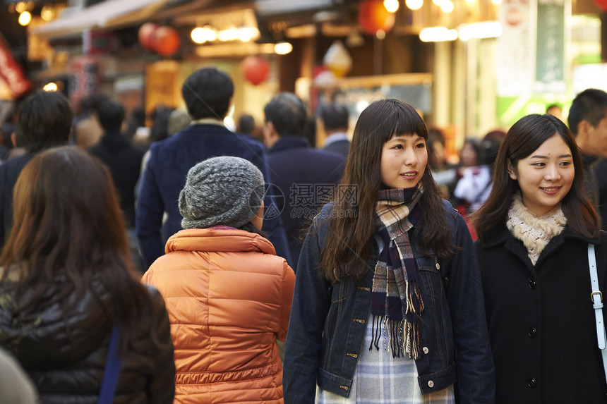 在街上人流中穿行的女游客宫岛图片