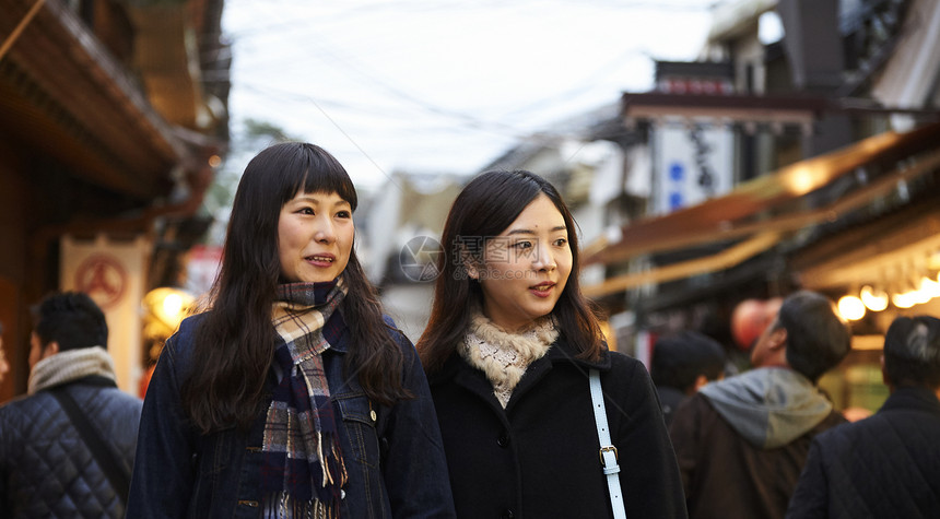 在街上人流中穿行的女游客宫岛图片