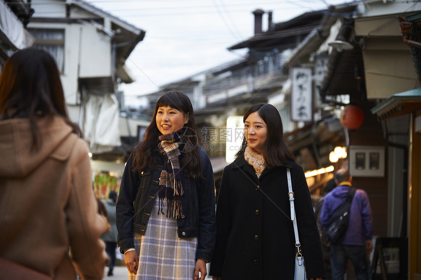 在街上人流中穿行的女游客宫岛图片