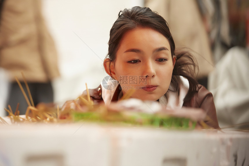 女孩在早晨集市观光拍照图片