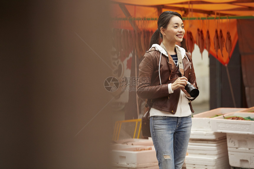 妇女早晨逛集市图片