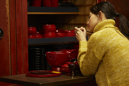 工作室外形日本人女年轻工匠形象图片