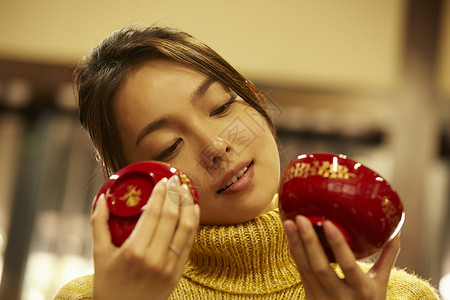 体验漆器制作的女人背景图片