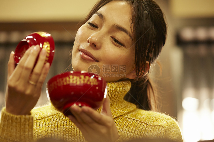 体验漆器制作的女人图片