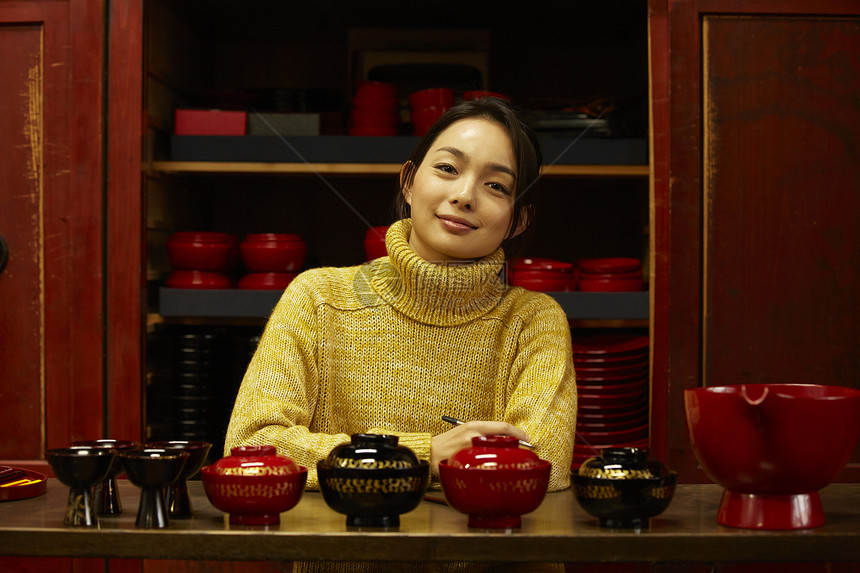 体验漆器制作的女人笑着看镜头图片