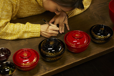 体验漆器制作的女人背景图片