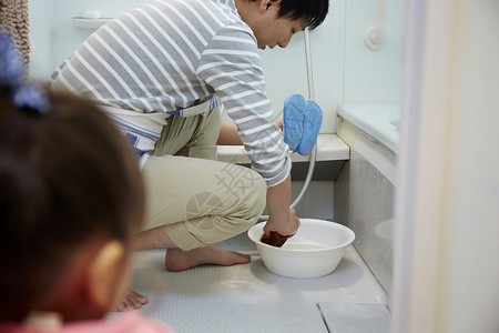 菜瓜布爸爸正在卫生间刷儿童鞋背景