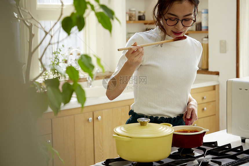 居家美女正在烹饪美食图片