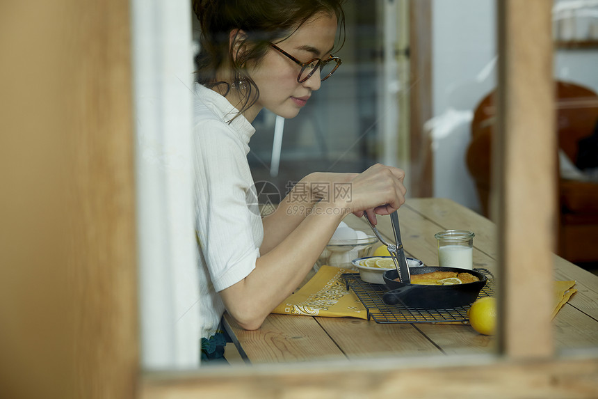 在品尝美食的美女图片