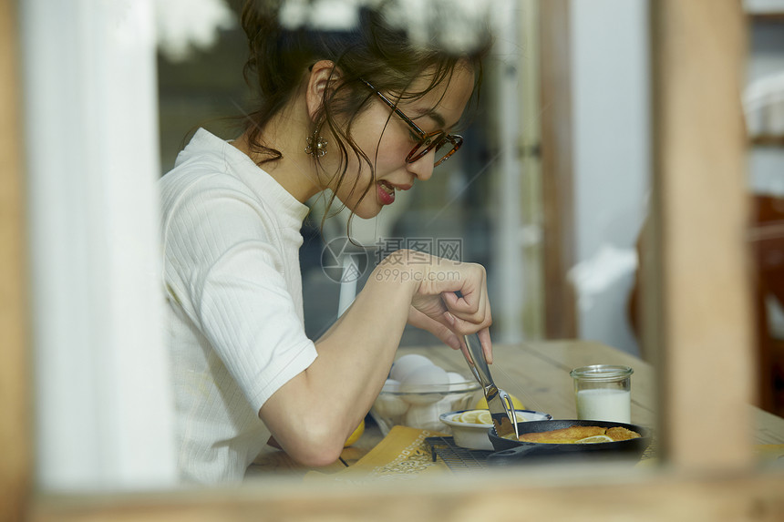 在品尝美食的美女图片