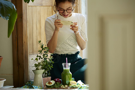 女青年拍摄分享自制美食图片