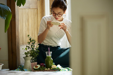 女青年拍摄分享自制美食图片