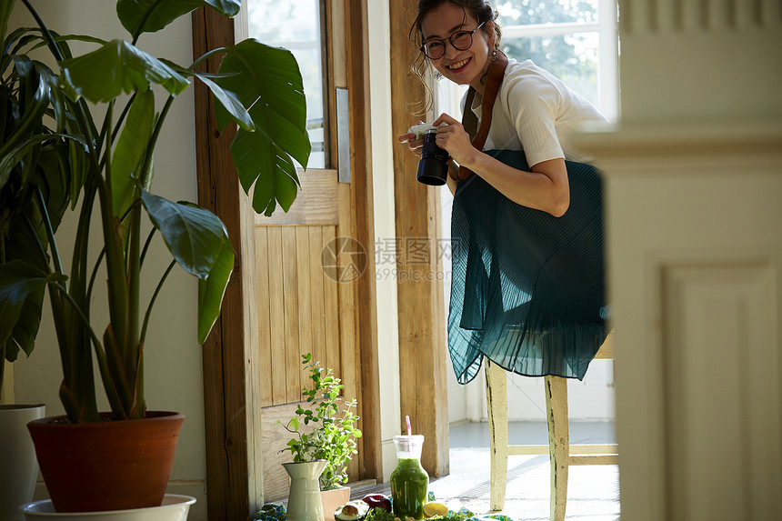 女青年用相机拍摄分享自制美食图片