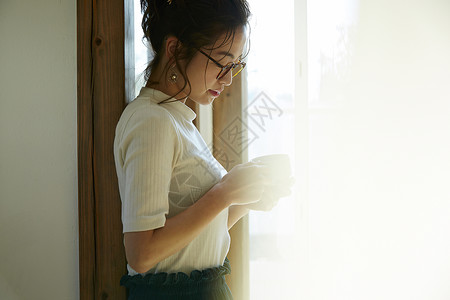 女人在享用咖啡图片