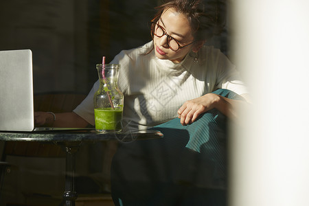 女人一个人居家办公图片