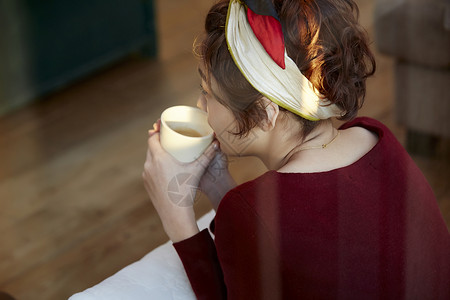 在家喝咖啡的妇女图片