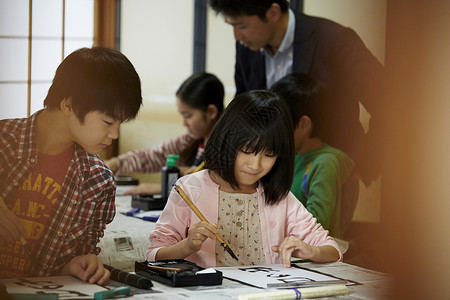 在书法教室老师指导学生们联系书法图片