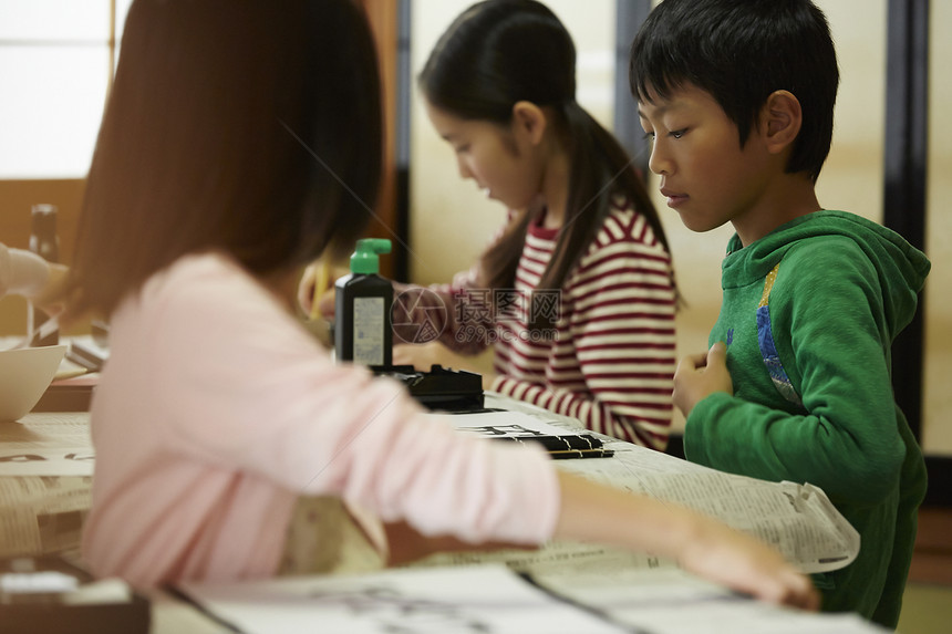 在书法教室学生们联系书法图片