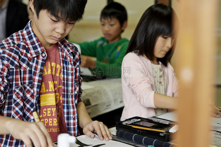 在书法教室老师指导学生们练习书法图片