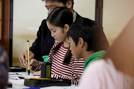 学习书法的孩子们图片