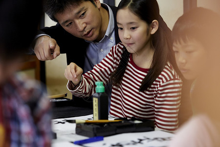 学习书法课程的女孩图片