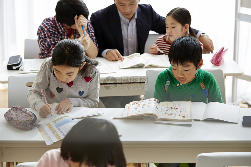 休假户内女孩们学习补习班图片