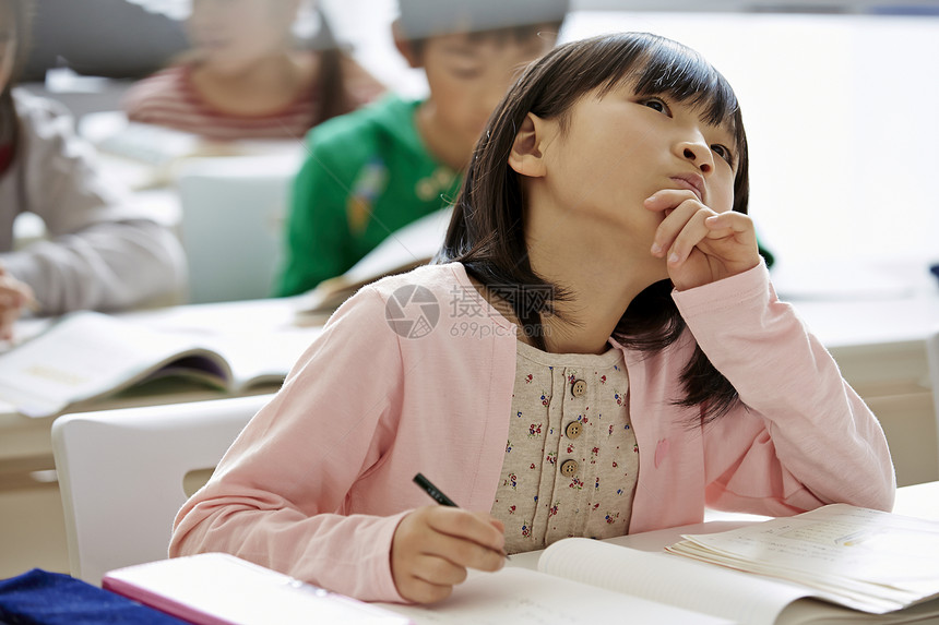 学龄儿童在补习班集中精力学习图片