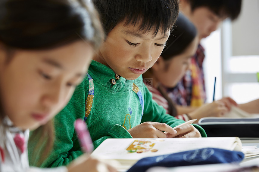 学龄儿童在补习班集中精力学习图片