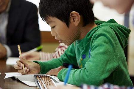 学习珠算的男孩图片