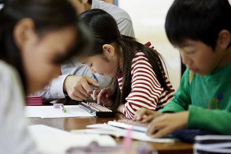 学习珠算的女孩图片