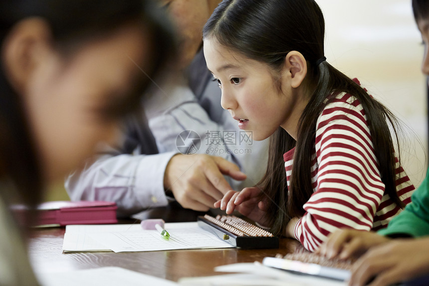 认真学习珠算的女孩图片