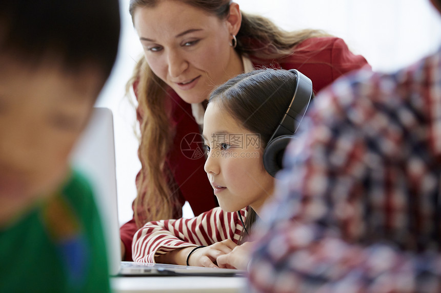 学生们在教室里学习图片