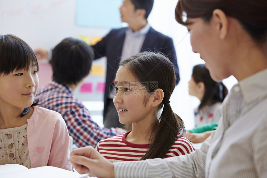 学生们在补习班学习图片