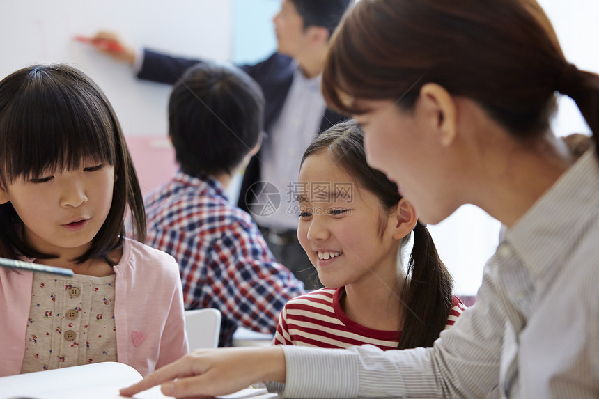 学生们在补习班学习图片