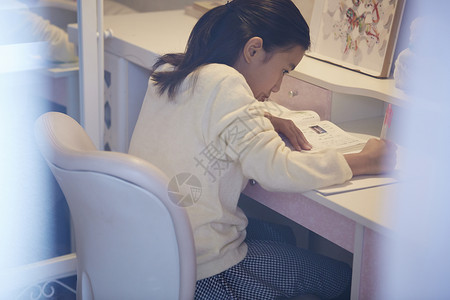 在家里做假期作业的女孩图片