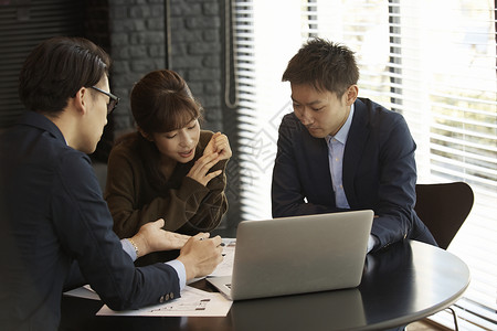 男子塔式建筑主管塔楼公寓房地产解释图片