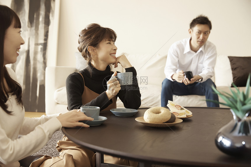 生活现代二十多岁塔公寓男人和女人享受茶和聊天图片