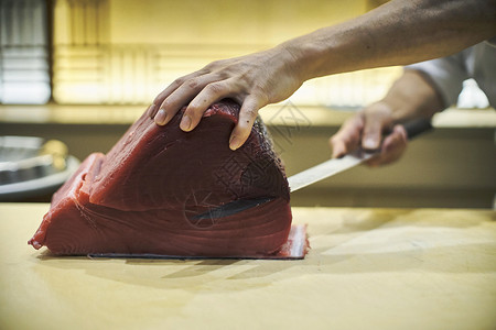厨师在处理金枪鱼高清图片