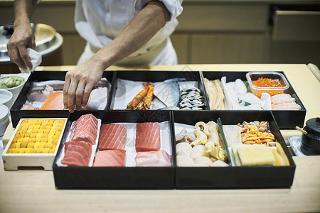 厨师在制作寿司拼盘背景图片