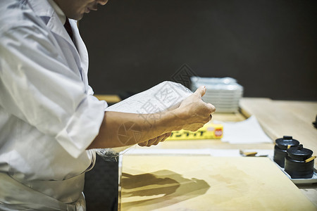 厨师在制作寿司背景图片