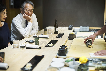 日本中年夫妇享受寿司图片
