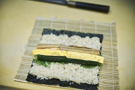 美食寿司的制作过程添加食材图片