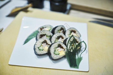 餐桌上的美味寿司图片